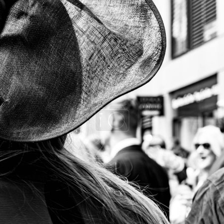 Foto de Epsom Surrey, Londres, Reino Unido, 04 de junio de 2022, Primer plano de la mujer con sombrero de moda o fascinador Epsom Derby - Imagen libre de derechos