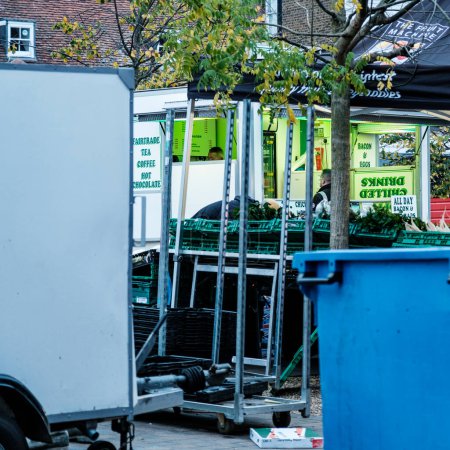 Téléchargez les photos : Epsom, Surrey, Londres, Royaume-Uni, 19 novembre 2022, Mise en place d'un étal de marché avec un homme commandant le petit déjeuner dans un fourgon alimentaire mobile - en image libre de droit