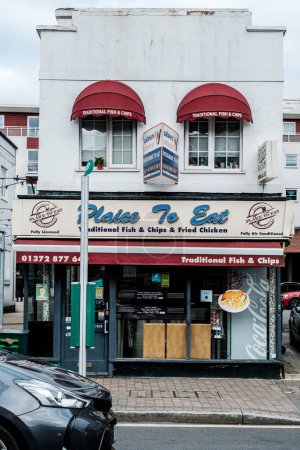 Foto de Epsom, Surrey, Londres, Reino Unido, 19 de noviembre de 2022, restaurante de comida para llevar tradicional con pescado y patatas fritas sin personas - Imagen libre de derechos