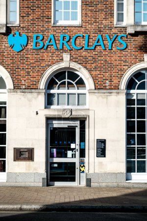Téléchargez les photos : Epsom, Surrey, Londres Royaume-Uni, 19 février 2023, Barclays High Street Retail Bank Entrance With No People - en image libre de droit