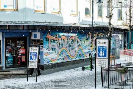 Foto de Stavanger, Noruega, 10 de marzo de 2023, Tienda Cerrada Negocios minoristas con Street Art Graffiti Covering Store Window Y Ninguna Gente - Imagen libre de derechos