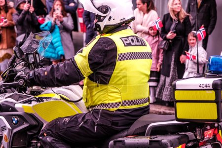 Foto de Sandnes, Noruega, 17 de mayo de 2023, Policía noruega montando en moto durante las celebraciones del desfile del Día Nacional - Imagen libre de derechos