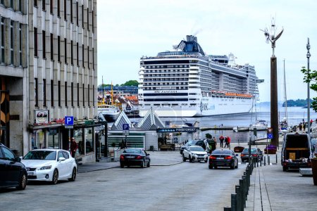 Téléchargez les photos : Stavanger, Rogaland, Norvège 19 mai 2023, MV Fantasia Cruise Line Ship Moored In Stavanger Harbour Stimuler l'économie locale avec les touristes - en image libre de droit