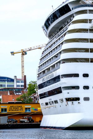 Téléchargez les photos : Stavanger, Rogaland, Norvège 19 mai 2023, MV Fantasia Cruise Line Ship Moored In Stavanger Harbour Stimuler l'économie locale avec les touristes - en image libre de droit
