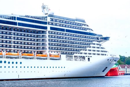 Foto de Stavanger, Rogaland, Noruega 19 de mayo de 2023, MV Fantasia Cruise Line Ship Amarrado en el puerto de Stavanger Impulsando la economía local con los turistas - Imagen libre de derechos