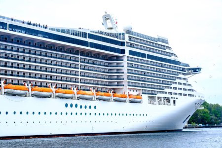 Foto de Stavanger, Rogaland, Noruega 19 de mayo de 2023, MV Fantasia Cruise Line Ship Amarrado en el puerto de Stavanger Impulsando la economía local con los turistas - Imagen libre de derechos