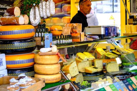 Téléchargez les photos : Stavanger, Rogaland, Norvège, 19 mai 2023, Sélection de fromage frais affichage sur Pop-up Food Market Truck - en image libre de droit