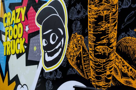 Téléchargez les photos : Stavanger, Rogaland, Norvège, 19 mai 2023, Graphiques abstraits colorés d'œuvres d'art sur le côté d'un camion de nourriture pop-up Stavanger centre-ville - en image libre de droit