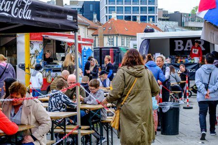 Téléchargez les photos : Stavanger, Rogaland, Norvège, 19 mai 2023, Les gens et les familles assis et mangeant des plats à emporter du Pop-Up Food Market au centre-ville de Stavanger - en image libre de droit