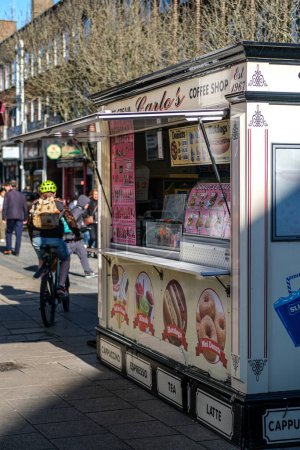 Téléchargez les photos : Kingston-Upon-Thames, Londres Royaume-Uni, 12 février 2024, Traditionnel italien Ice Cream Pop-up Vendeur Van Parked High Street People Walking Pavement - en image libre de droit