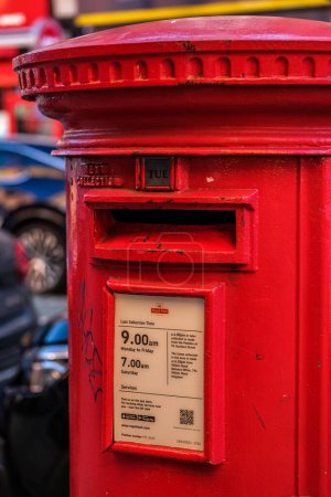 Téléchargez les photos : Kingston-upon-Thames, Londres Royaume-Uni, 12 février 2024, Boîte aux lettres rouge traditionnelle pour déposer des lettres et du courrier sans personne - en image libre de droit