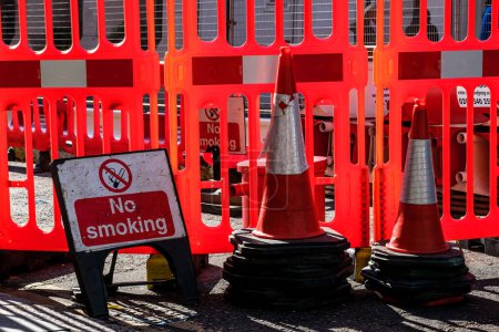 Téléchargez les photos : City of Westminster, Londres Royaume-Uni, 08 mars 2024, No Smoking Notice And Road Works Barriers St Martins Lane Fermer sans personne - en image libre de droit