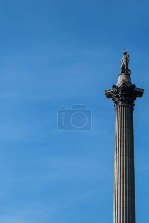 Téléchargez les photos : City of Westminster, Londres Royaume-Uni, 08 mars 2024, Nelsons Column Trafalger Square Against A Clear Blue Sky Looking UP with No People - en image libre de droit