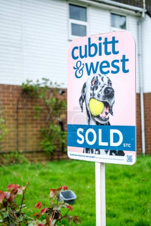Téléchargez les photos : Leatherhead Surrey, Royaume-Uni, 29 mars 2024, Cubitt and West Estate Agents Sold House Sign Board With No People - en image libre de droit
