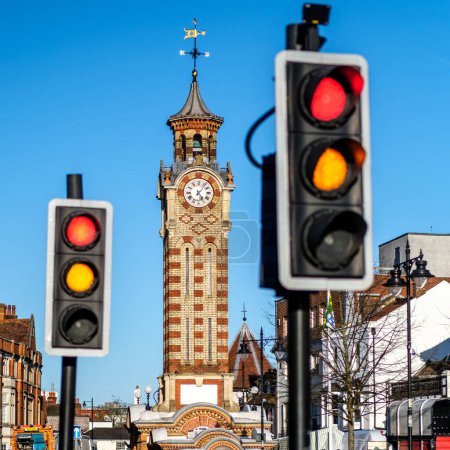 Foto de Epsom Surrey, Reino Unido, 30 de marzo de 2024, semáforos rojos y ámbar con torre de reloj en segundo plano y sin personas - Imagen libre de derechos