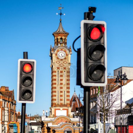 Foto de Epsom Surrey, Reino Unido, 30 de marzo de 2024, semáforos rojos con torre de reloj en segundo plano y sin personas - Imagen libre de derechos