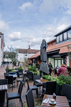 Foto de Epsom Surrey, Reino Unido, 02 de abril de 2024, Personas que Caminan Pasado Vacío Fuera de la Zona de Asientos Café o Cafetería Sin Clientes - Imagen libre de derechos
