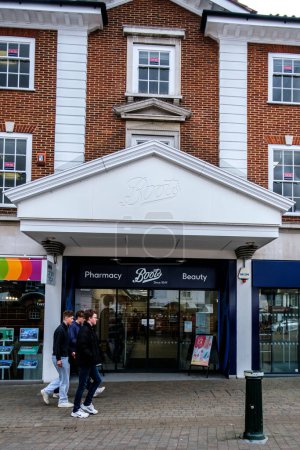 Foto de Epsom Surrey, Reino Unido, 02 de abril de 2024, Botas Farmacia Cadena minorista Tienda Entrada Edificio Exterior - Imagen libre de derechos