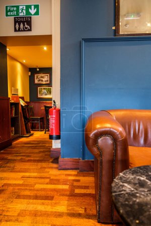 Foto de Epsom, Surrey, Reino Unido Abril 03 2024, Interior Shot Nero Coffee Shop Trendy Interior With No People - Imagen libre de derechos
