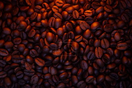 Téléchargez les photos : Grains de café dans une belle lumière sombre, boisson revigorante - en image libre de droit