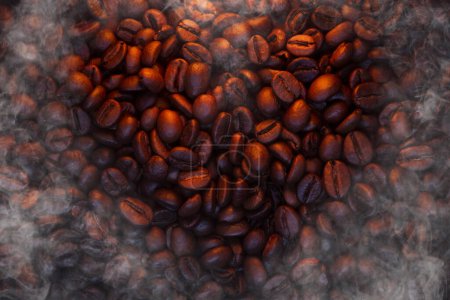 Téléchargez les photos : Grains de café en forme de coeur et de la fumée torréfiante, de la caféine - en image libre de droit