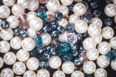 Téléchargez les photos : Bijoux brillance, perles et perles vue de dessus, richesse - en image libre de droit