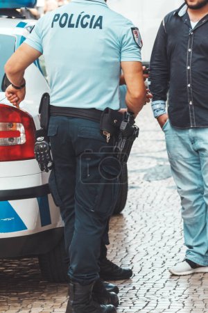 Téléchargez les photos : Policier détient un manifestant dans la ville, la loi et l'ordre - en image libre de droit