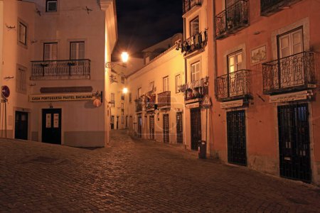 Téléchargez les photos : LISBONNE, PORTUGAL - 9 DÉCEMBRE : Des rues étroites et sinueuses caractérisent le quartier historique d'Alfama à Lisbonne, photographié ici en fin de soirée de décembre 9 décembre 2021 à Lisbonne, Portugal - en image libre de droit