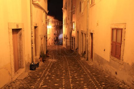 Téléchargez les photos : LISBONNE, PORTUGAL - 9 DÉCEMBRE : Des rues étroites et sinueuses caractérisent le quartier historique d'Alfama à Lisbonne, photographié ici en fin de soirée de décembre 9 décembre 2021 à Lisbonne, Portugal - en image libre de droit