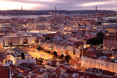 Foto de LISBOA, PORTUGAL - 6 DE DICIEMBRE: La Plaza Martín Muñoz, en primer plano, es una de las principales plazas de Lisboa y punto de partida para el muy popular Tranvía 28 diciembre 6, 2021 en Lisboa, Portugal - Imagen libre de derechos