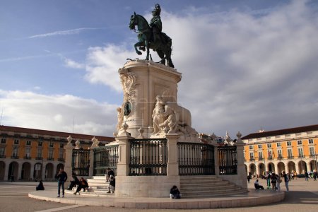 Téléchargez les photos : LISBONNE, PORTUGAL - 8 DÉCEMBRE : Praca do Comercio, avec une statue du roi José I honorant le centre, est la place principale de Lisbonne et l'une des plus grandes d'Europe 8 décembre 2021 à Lisbonne, Portugal - en image libre de droit