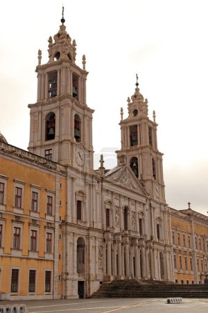 Foto de LISBOA, PORTUGAL 9 DE DICIEMBRE: El Palacio Nacional de Mafra es un monumental palacio-monasterio barroco y neoclásico situado en Mafra, Portugal, a unos 28 kilómetros de Lisboa 9 de diciembre de 2021 en Lisboa, Portugal - Imagen libre de derechos