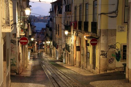 Téléchargez les photos : LISBONNE, PORTUGAL - 7 DÉCEMBRE : Le Bica Lift, dont les voies sont visibles ici, est une ligne de funiculaire populaire dans la ville de Portugal 7 décembre 2021 à Lisbonne, Portugal - en image libre de droit