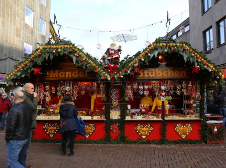 Téléchargez les photos : HANNOVER, ALLEMAGNE-1er DÉCEMBRE : Amandes, biscuits et bonbons au marché de Noël Weihnachtsmarkt. 1 décembre 2018 à Hanovre, Allemagne - en image libre de droit