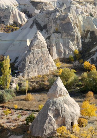 Téléchargez les photos : Cheminées de fées avec couleurs d'automne en Cappadoce, Turquie - en image libre de droit