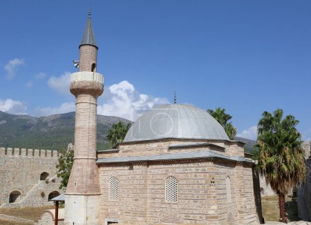 Téléchargez les photos : Ottoman era La Mosquée du Château de Mamure avec Palmiers et Beau Ciel Bleu à Anamur, Turquie - en image libre de droit
