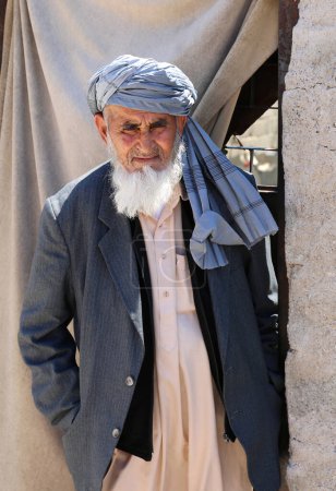 Téléchargez les photos : OVAKENT,HATAY,ANTAKYA-JUNE 03:Unidentified Afghan Man with long beard  standing in front of his home. June 03,2017 in Ovakent, Hatay, Antakya, Turkey - en image libre de droit