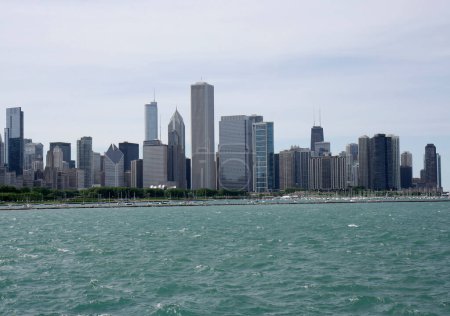 Téléchargez les photos : CHICAGO,IL-JUNE 08:Chicago Skyline with Skyscrapers and Lake Michigan. June 08,2014 in Chicago, IL, USA - en image libre de droit