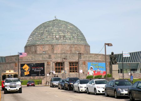 Foto de CHICAGO,IL-JUNE 08:The Adler Planetarium Building with Flags ,Colorful Banners and Limo, Trolley and Parked Cars. June 08,2014 in Chicago, IL, USA - Imagen libre de derechos