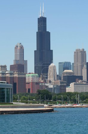 Téléchargez les photos : CHICAGO, IL-AOÛT 03 : Chicago Skyline avec la Willis Tower et le lac Michigan. Le 03 août 2007 à Chicago, IL - en image libre de droit