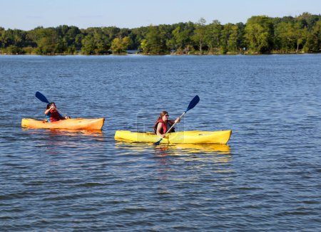 Foto de INDIANAPOLIS, IN, US-SEPTIEMBRE 08: Chicas no identificadas disfrutando de Kayak en Eagle Creek Park Lake. Septiembre 08,2014 en Indianápolis, IN, US - Imagen libre de derechos