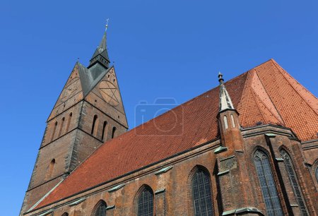 Foto de Historic Marktkirche aka Market Church with red roof and Blue Sky in Hannover, Germany - Imagen libre de derechos
