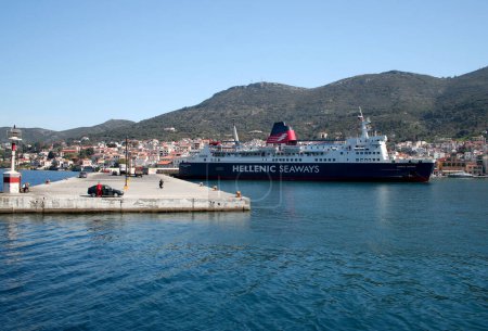 Téléchargez les photos : SAMOS, GRÈCE-AVRIL 03 : Hellenic Seaways Ferry attend les passagers pour aller à Santorin. 03 avril 2006 à Samos, Grèce - en image libre de droit