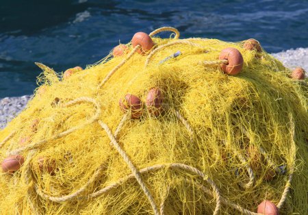 Téléchargez les photos : Filets de pêche jaunes au bord de la mer à Samos, Grèce - en image libre de droit