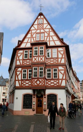 Foto de Mainz, Alemania-28 de marzo de 2015: Personas no identificadas caminando por los antiguos edificios de entramado de madera en el casco antiguo - Imagen libre de derechos