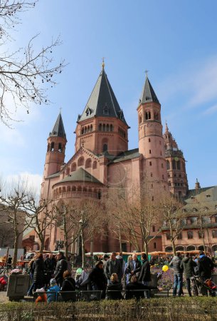 Foto de Mainz, Alemania-28 de marzo de 2015: Personas no identificadas disfrutando de la hermosa Primavera de Europa por la Catedral de la Cúpula de Mainzer - Imagen libre de derechos