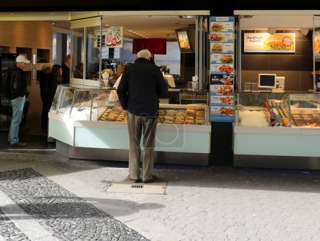 Foto de MAINZ, ALEMANIA-MARZO 28,2015: Clientes no identificados esperan sus pedidos en Nordsee Seafood Restaurant - Imagen libre de derechos