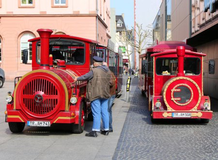 Foto de MAINZ, ALEMANIA-MARZO 28,2015: Conductores no identificados de Gutenberg Express Trenes charlando mientras esperan a sus clientes - Imagen libre de derechos