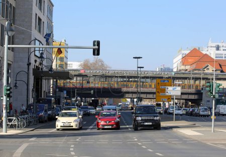 Foto de BERLÍN, ALEMANIA-FEBRERO 27,2015: Autos esperando en el semáforo cerca de la estación de tren - Imagen libre de derechos