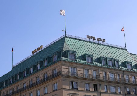 Téléchargez les photos : BERLIN, ALLEMAGNE-27 FÉVRIER 2015 : L'hôtel Adlon Kempinski Berlin avec drapeaux et ciel bleu - en image libre de droit